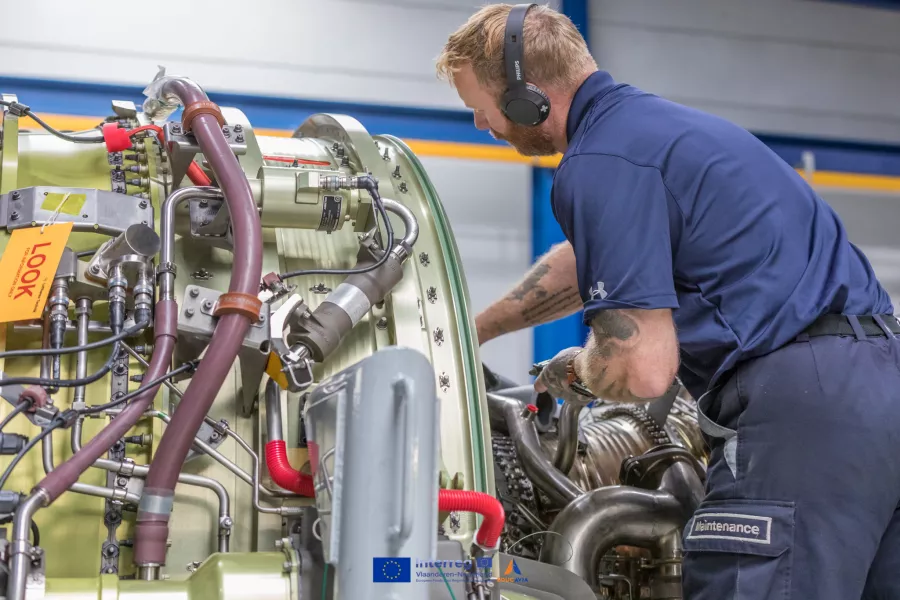 technieker die aan een motor sleutelt